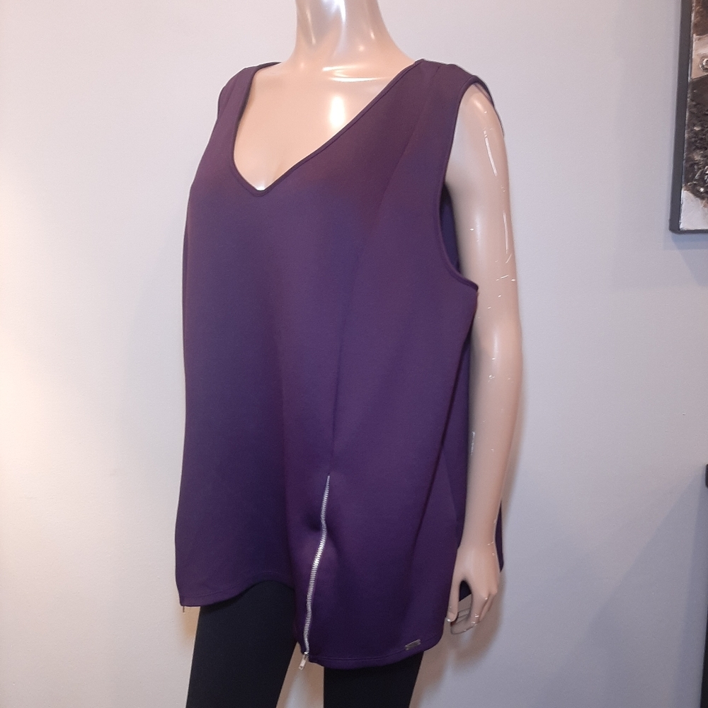 ❌SOLD❌MBLM Sleeveless Scuba Top Vneck Zippered Hem Accent Dressy - Picture 4 of 11